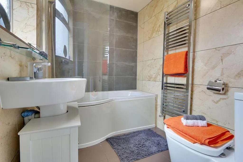 Cosy Home In Newland Avenue Area Kingston upon Hull 0*,